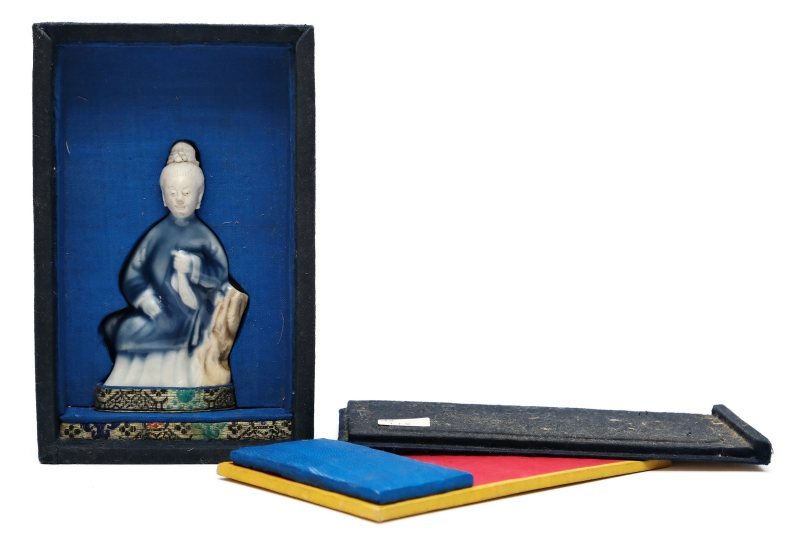A biscuit and blue-glazed figure of a lady as a water dropper - 图7