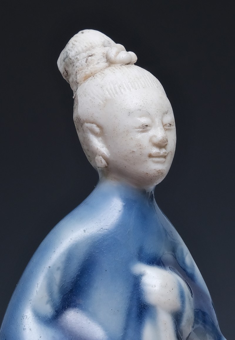 A biscuit and blue-glazed figure of a lady as a water dropper - 图10