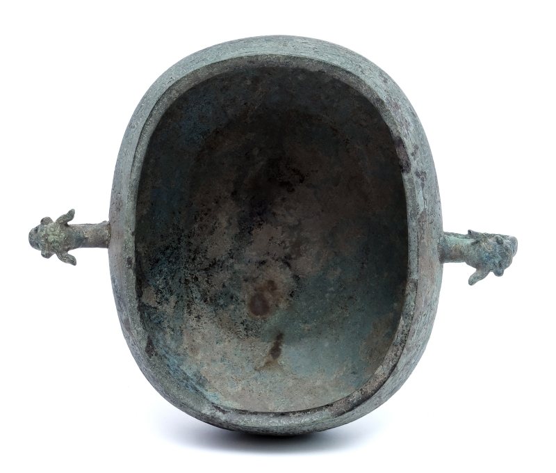 An archaic bronze oval cup with ring handles, He - 图10