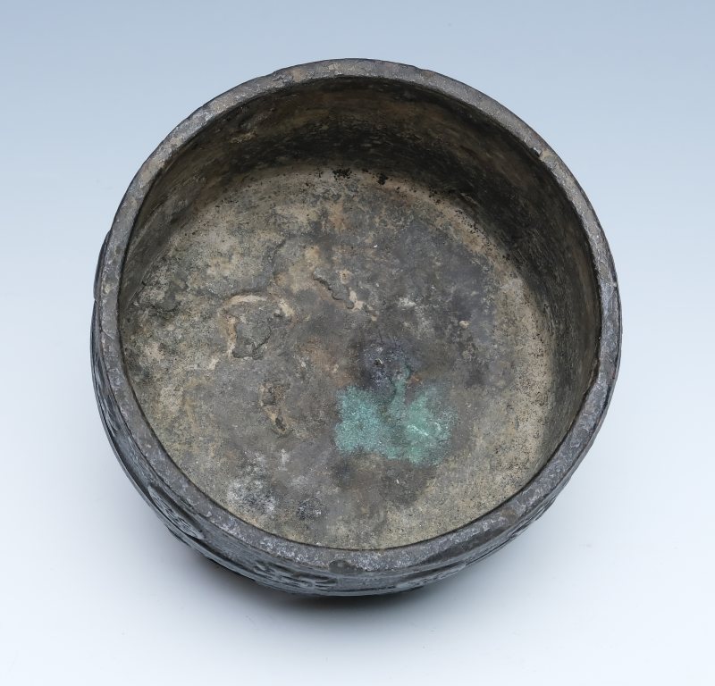 A bronze censer with relief ornamentation - 图7