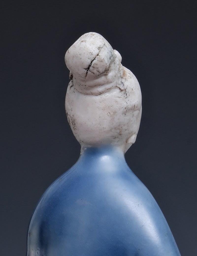 A biscuit and blue-glazed figure of a lady as a water dropper - 图9