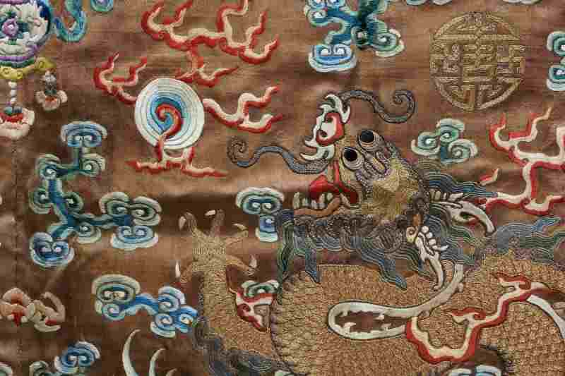 Two silk panels with gold thread-embroidered five-clawed dragons - 图12