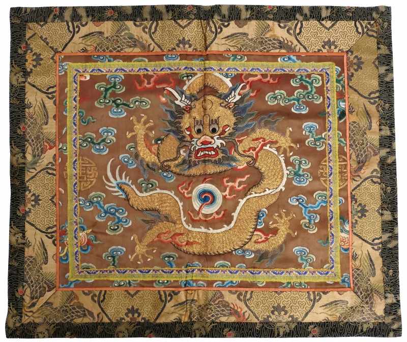Two silk panels with gold thread-embroidered five-clawed dragons - 图13