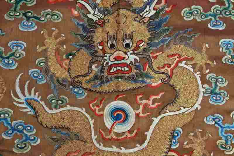 Two silk panels with gold thread-embroidered five-clawed dragons - 图14