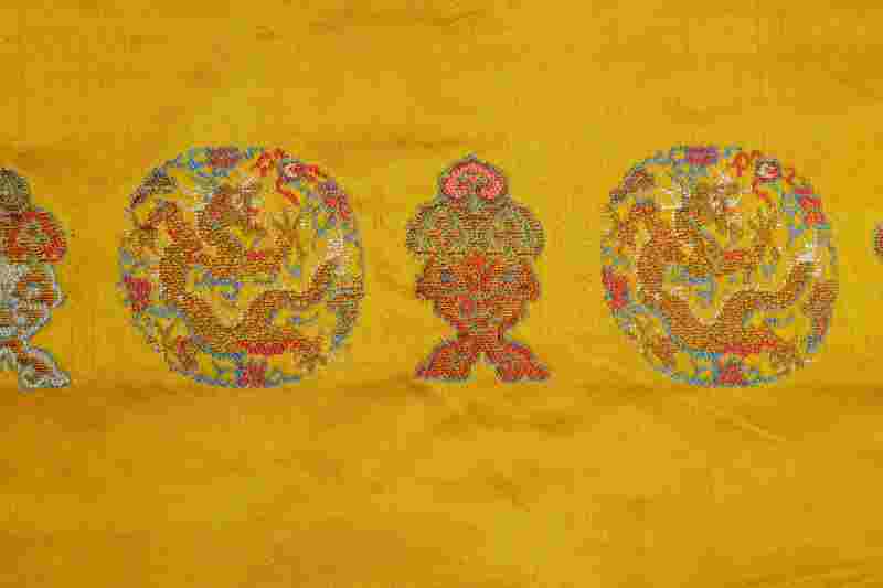 Six yellow-ground silk brocade panels - 图11