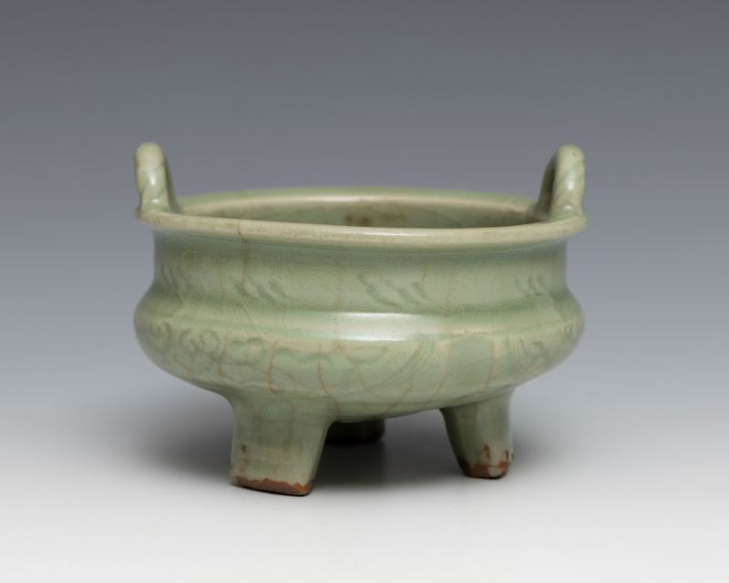 A Longquan celadon tripod censer - 图3