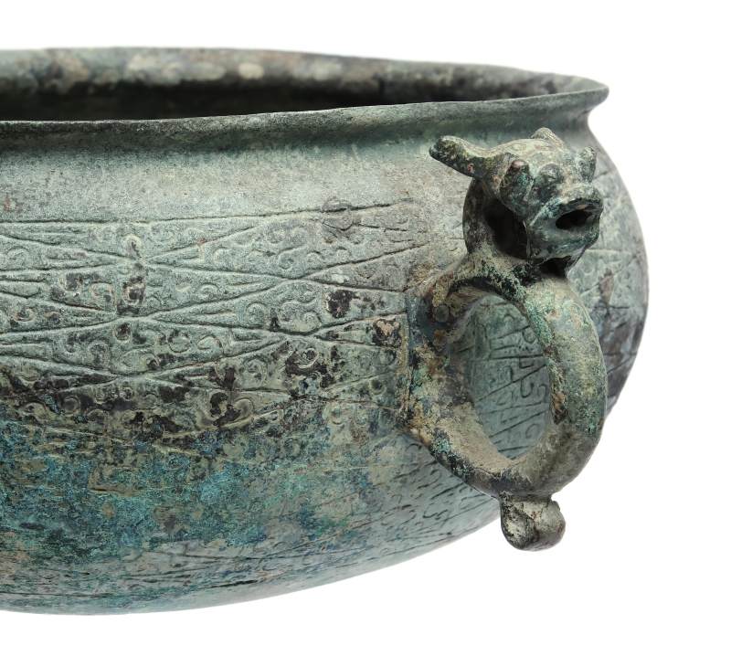 An archaic bronze oval cup with ring handles, He - 图11