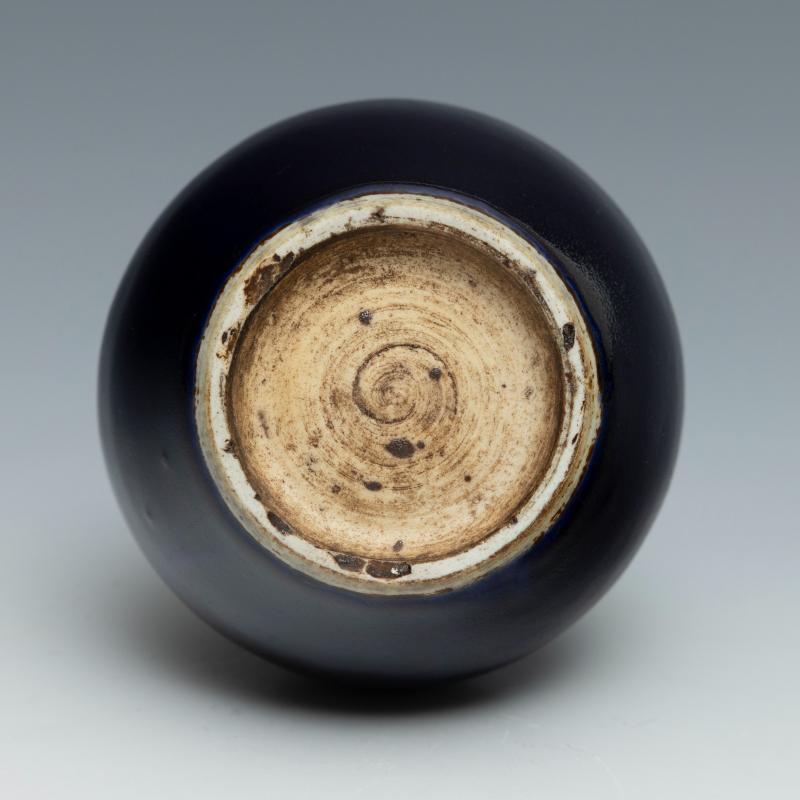 A small aubergine-glazed bottle vase - 图5