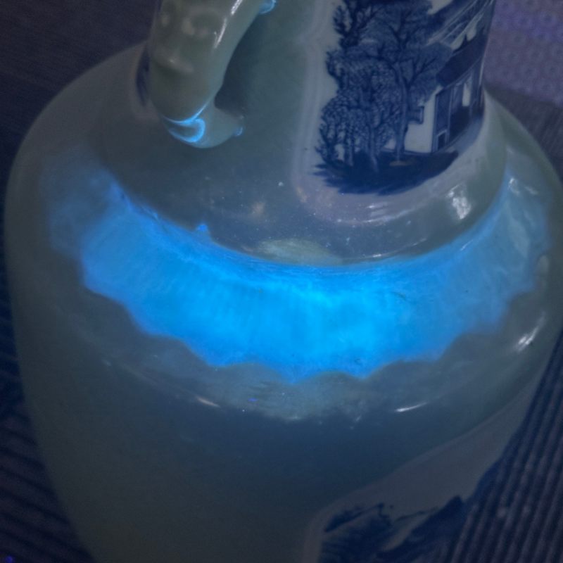清中期 豆青釉开窗青花山水纹双耳盘口瓶 - 图12