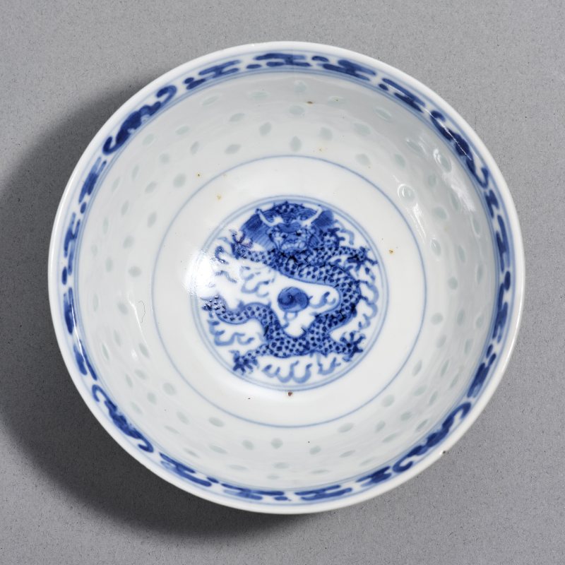 清光绪 青花龙纹玲珑瓷茶圆一组八只 - 图4