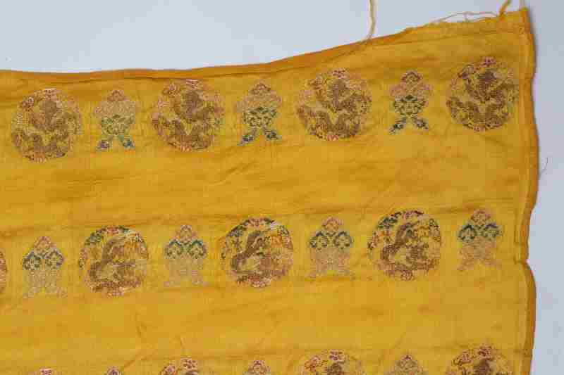 Six yellow-ground silk brocade panels - 图17