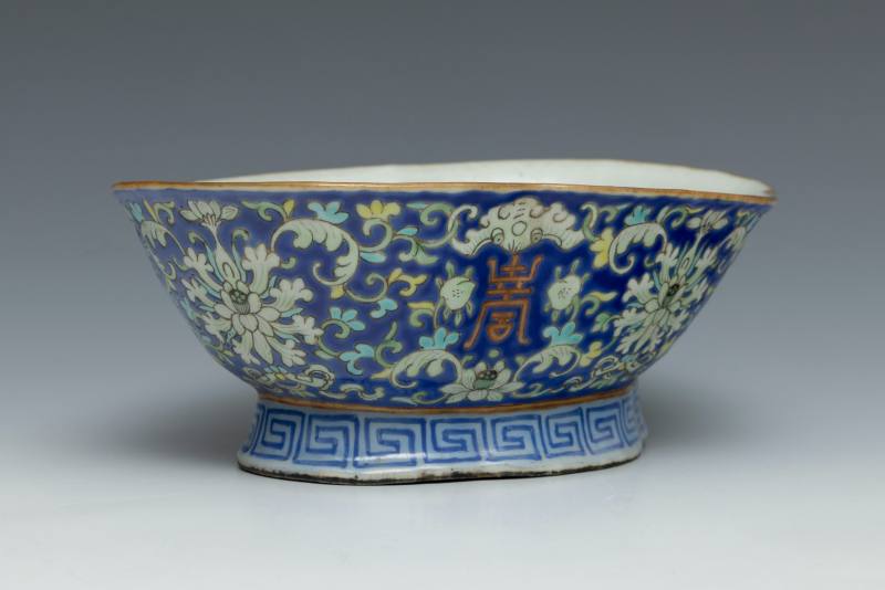 A pair of blue-ground famille rose 'lotus, bat and shou' lobed bowls on foot - 图4