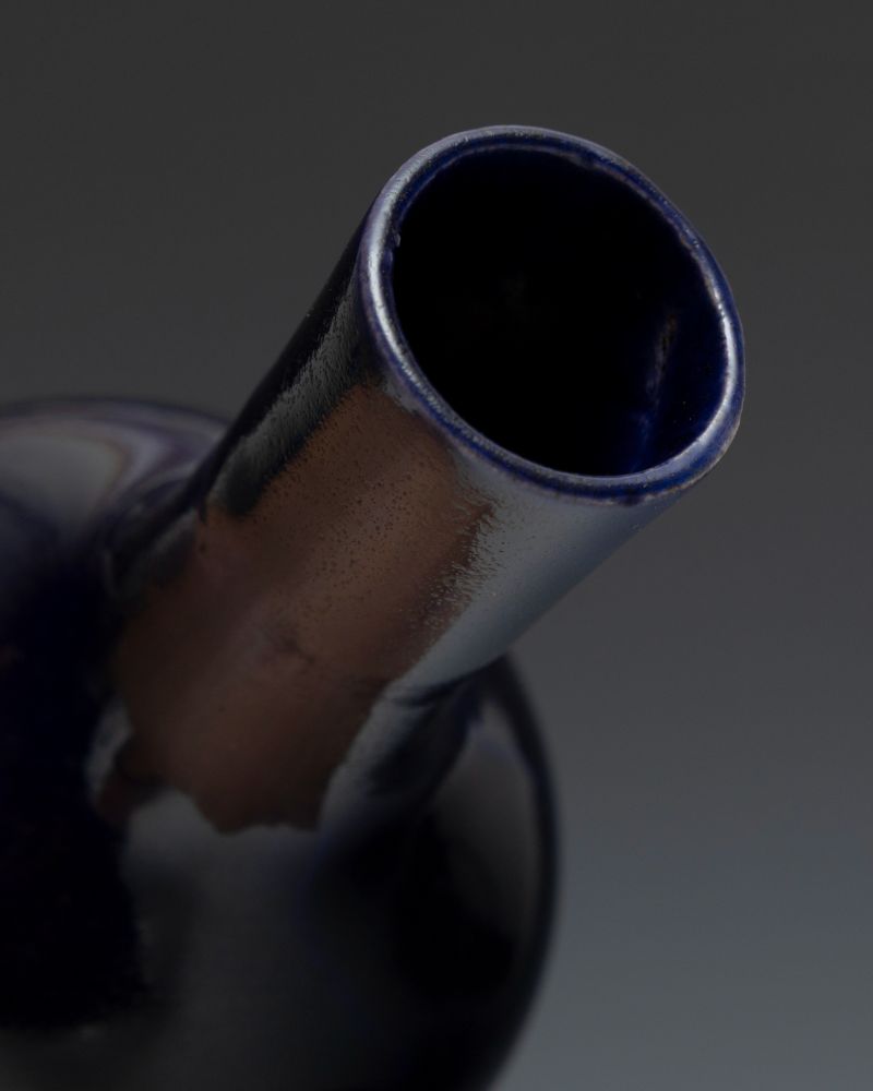 A small aubergine-glazed bottle vase - 图6