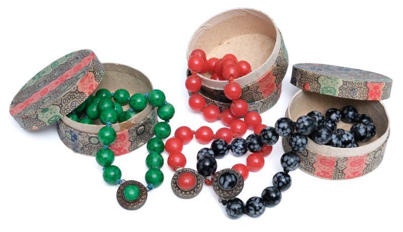 Six beaded glass necklaces - 图10