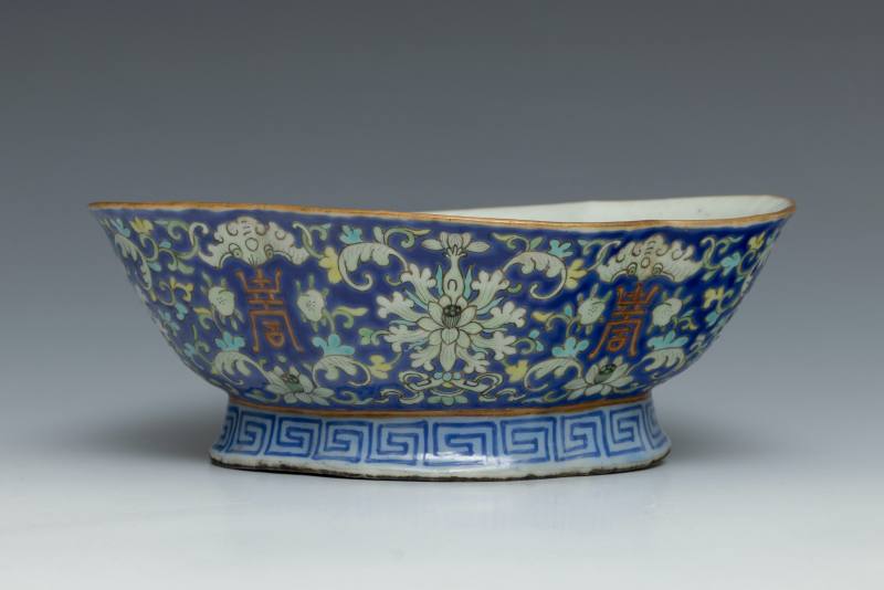 A pair of blue-ground famille rose 'lotus, bat and shou' lobed bowls on foot - 图3