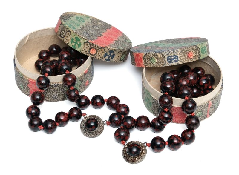 Six beaded glass necklaces - 图12