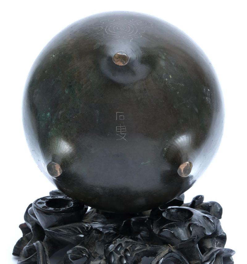 A silver-wire inlaid bronze tripod censer with Shisou mark - 图6
