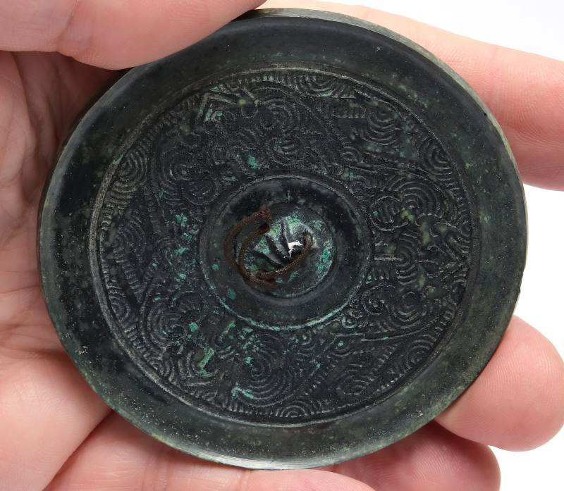 A small bronze mirror with incised decoration - 图4