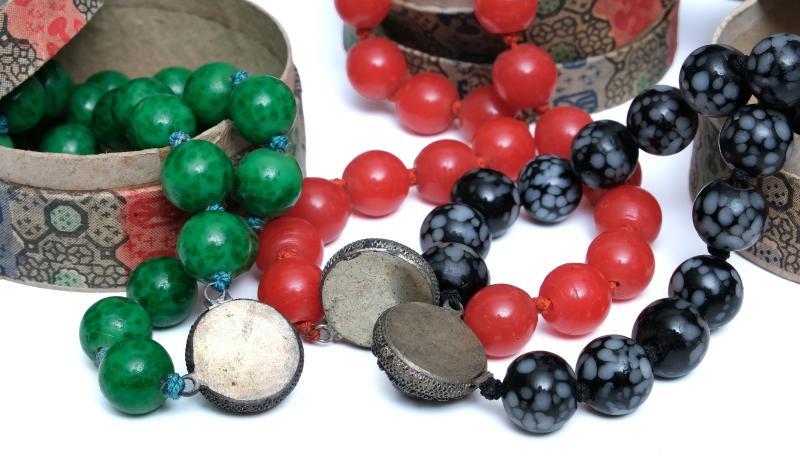 Six beaded glass necklaces - 图11