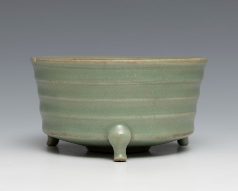 A Longquan celadon tripod incense burner - 图2