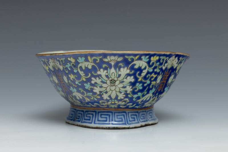 A pair of blue-ground famille rose 'lotus, bat and shou' lobed bowls on foot - 图5