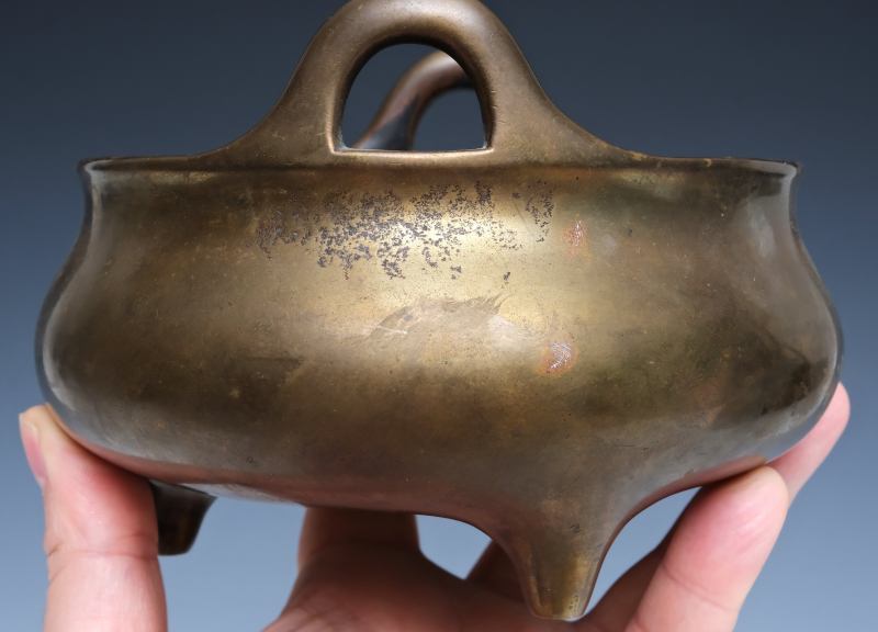 A gilt bronze loop-handled tripod censer - 图11