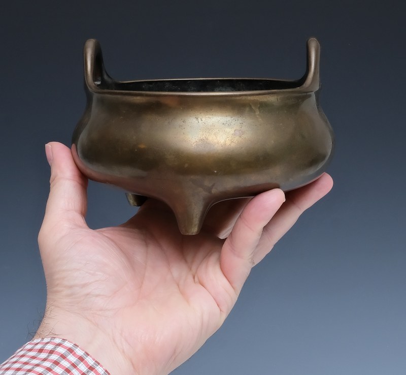 A gilt bronze loop-handled tripod censer - 图10