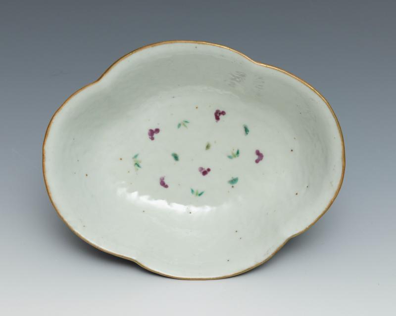 A pair of blue-ground famille rose 'lotus, bat and shou' lobed bowls on foot - 图8
