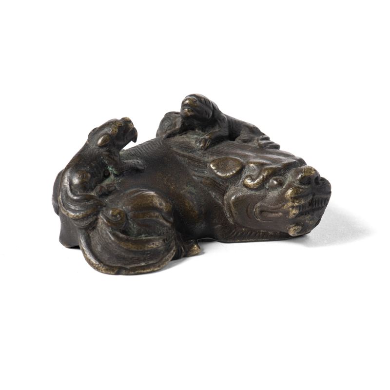 Three bronze parcel-gilt weights - 图3
