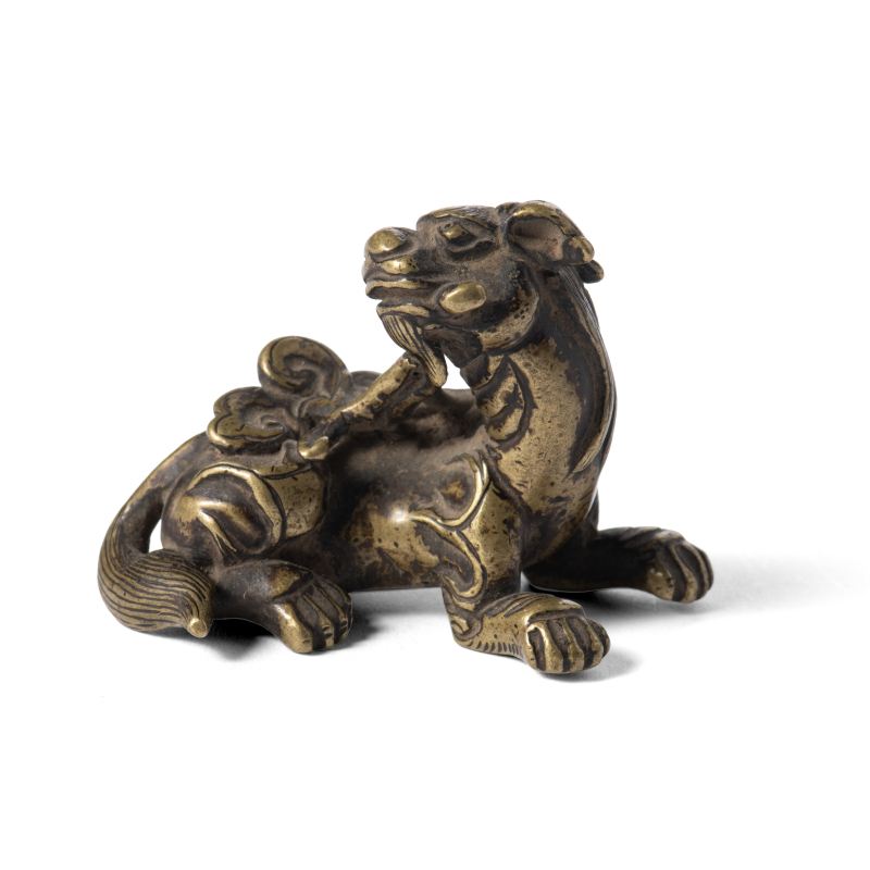 Three bronze parcel-gilt weights - 图2