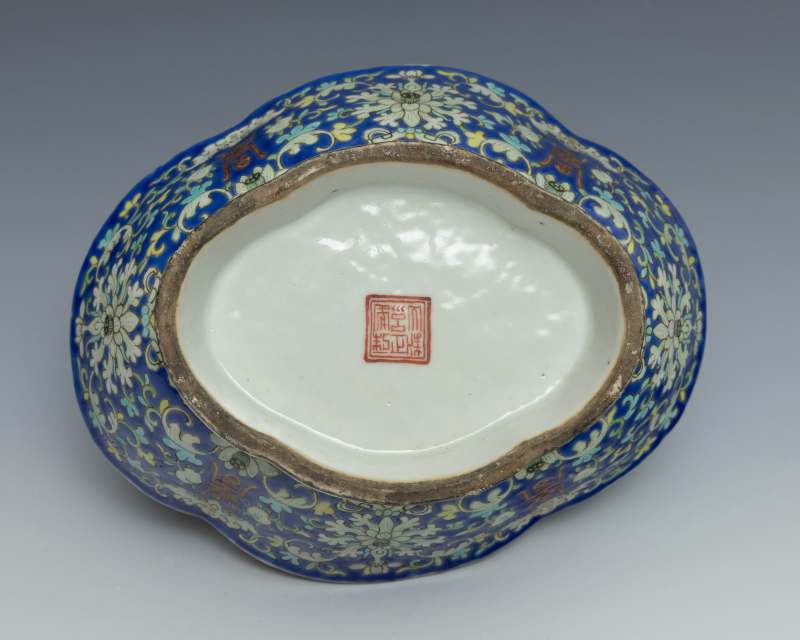 A pair of blue-ground famille rose 'lotus, bat and shou' lobed bowls on foot - 图7