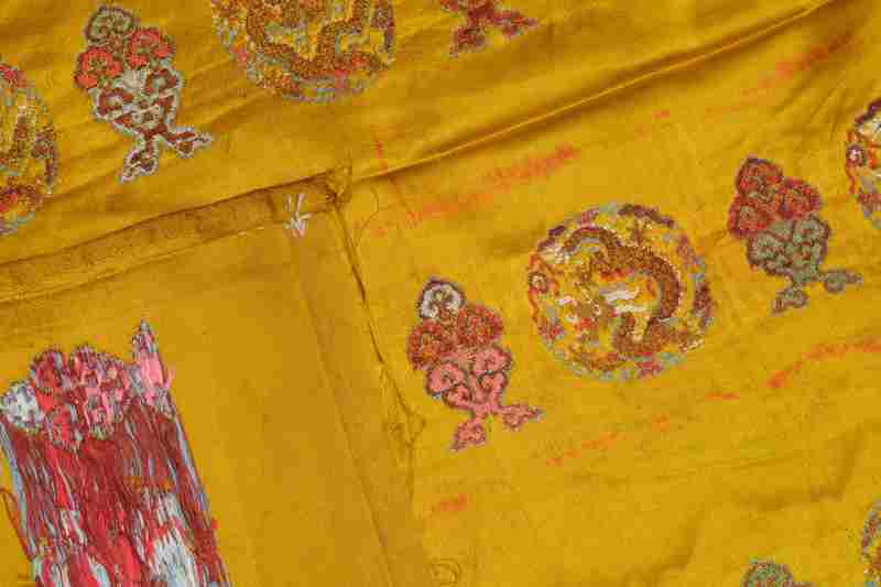 Six yellow-ground silk brocade panels - 图21
