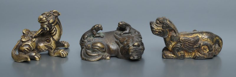 Three bronze parcel-gilt weights - 图5