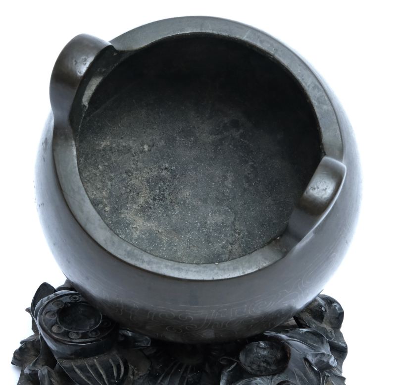 A silver-wire inlaid bronze tripod censer with Shisou mark - 图7