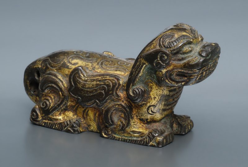 Three bronze parcel-gilt weights - 图6