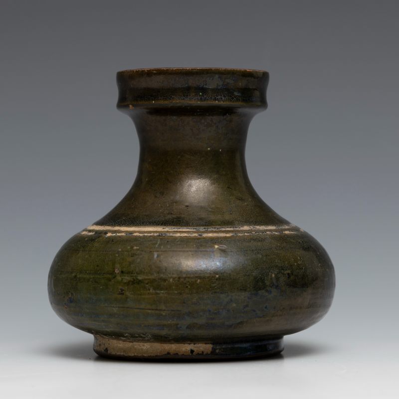 A dark green-glazed pottery jar - 图4