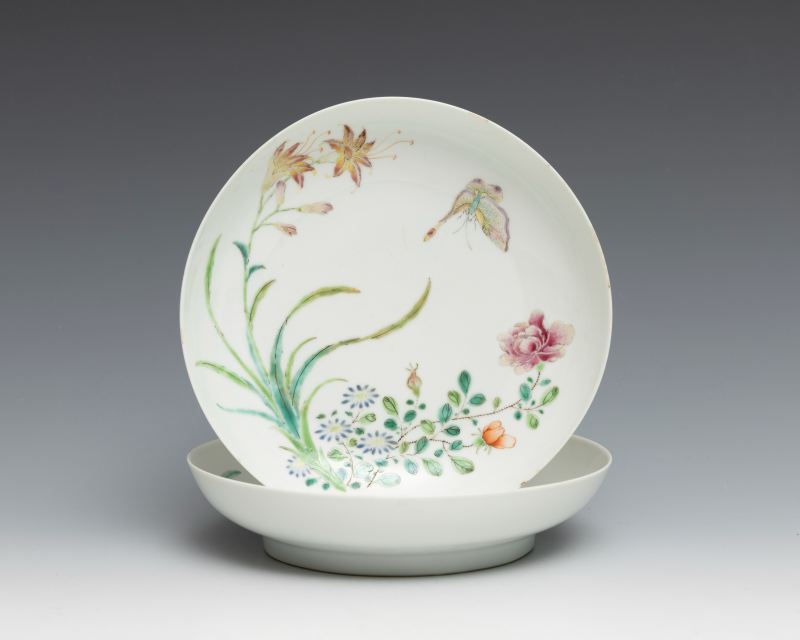 A pair of famille rose 'butterfly' dishes - 图2