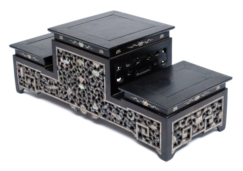 A mother-of-pearl inlaid three-tiered wooden display stand - 图2