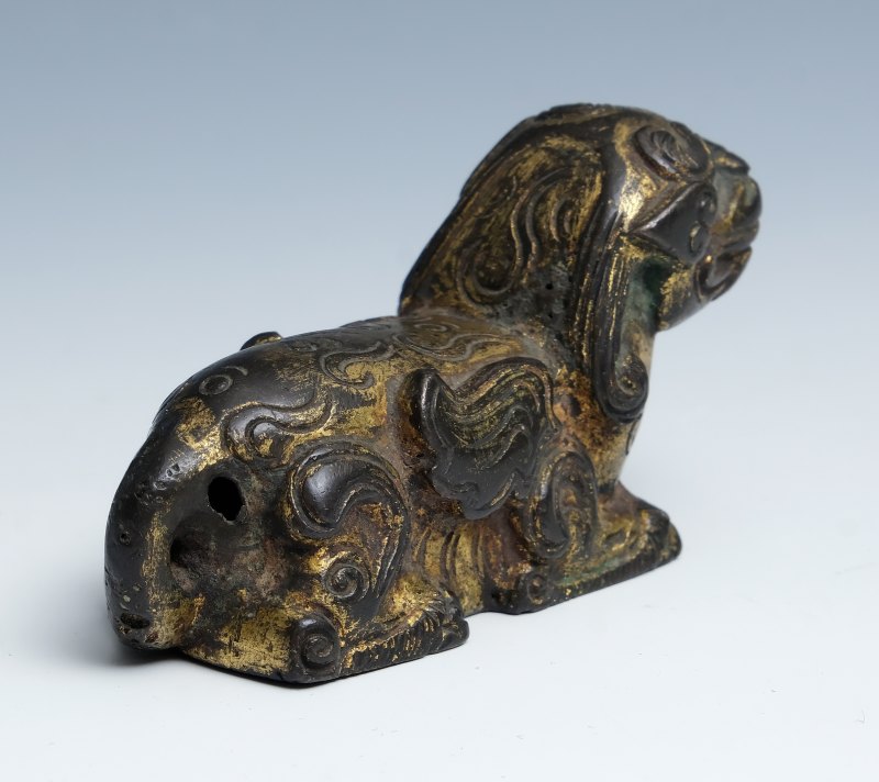 Three bronze parcel-gilt weights - 图7