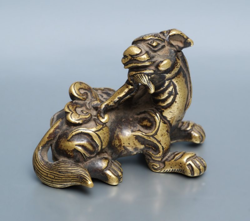 Three bronze parcel-gilt weights - 图9