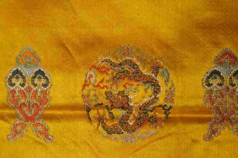 Six yellow-ground silk brocade panels - 图24