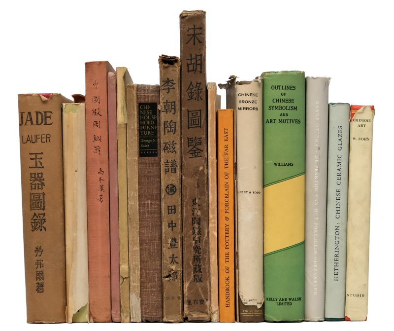 A selection of reference books, mostly on Chinese art, including ceramics, furniture, bronzes and jades - 图1