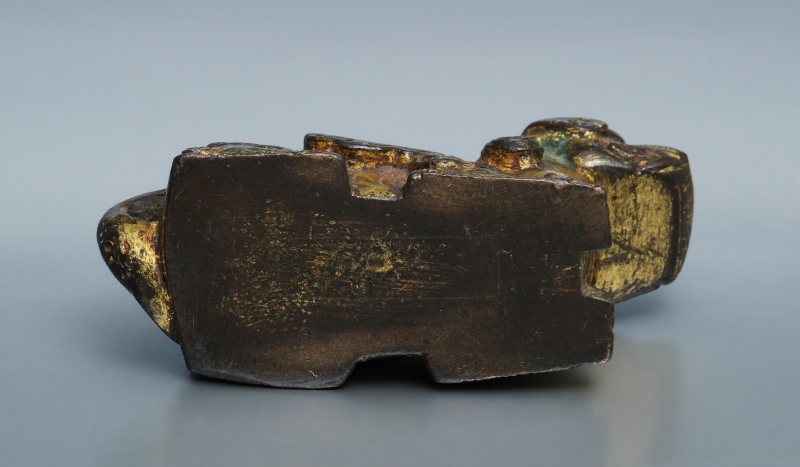 Three bronze parcel-gilt weights - 图8