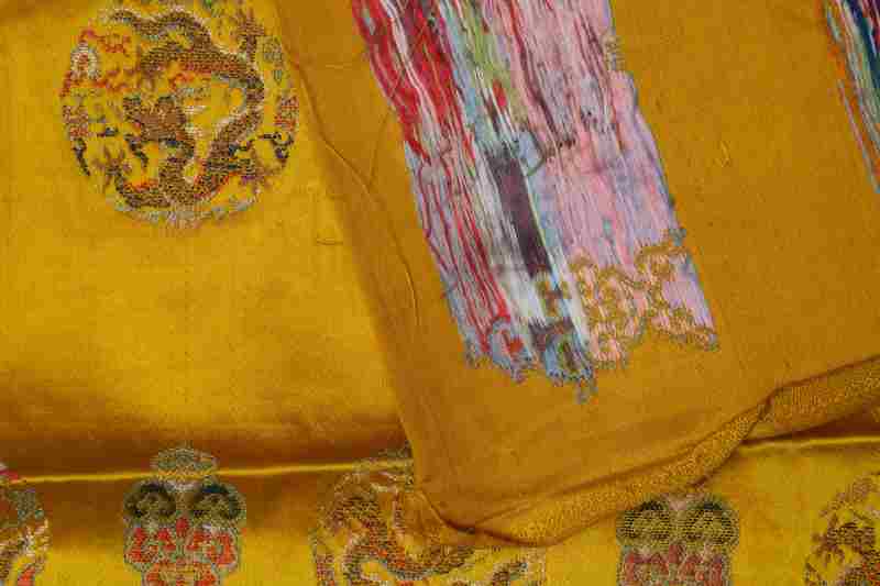 Six yellow-ground silk brocade panels - 图25
