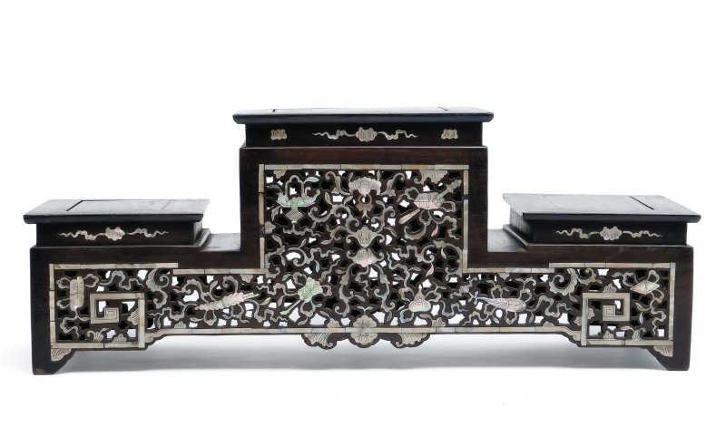 A mother-of-pearl inlaid three-tiered wooden display stand - 图4
