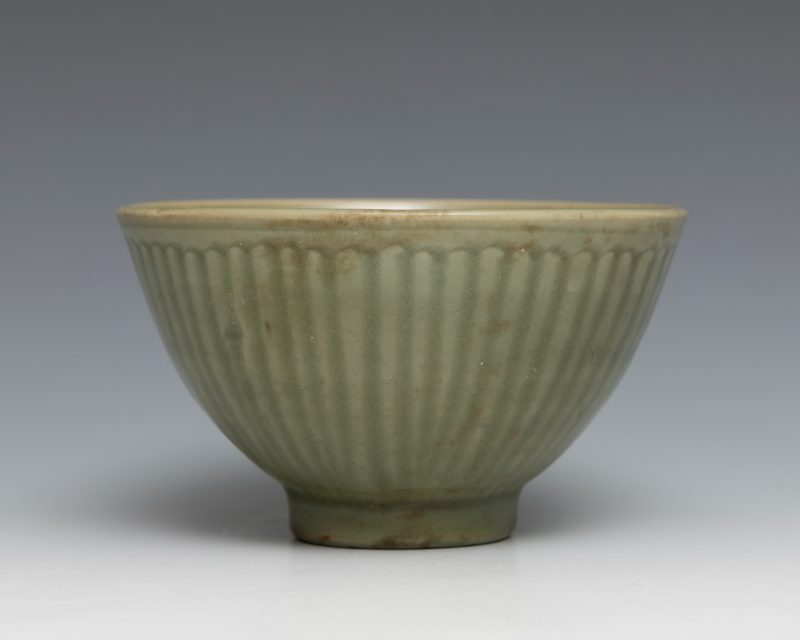A Longquan celadon 'chrysanthemum' bowl - 图2