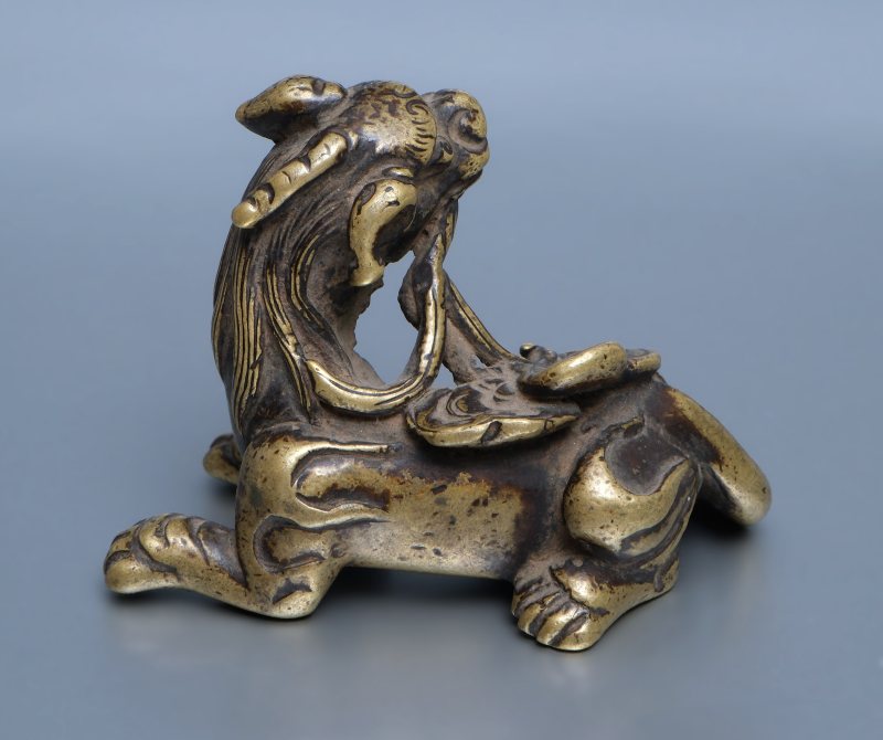 Three bronze parcel-gilt weights - 图10