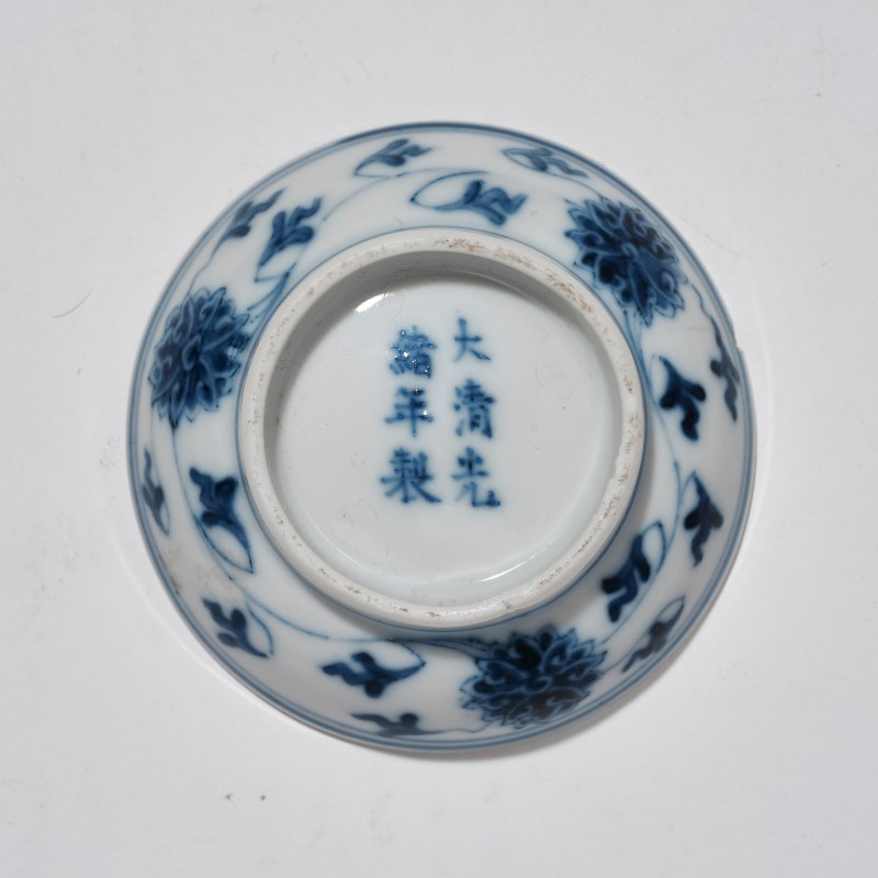 清光绪 青花缠枝莲纹小蝶 - 图2