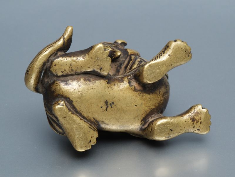 Three bronze parcel-gilt weights - 图11