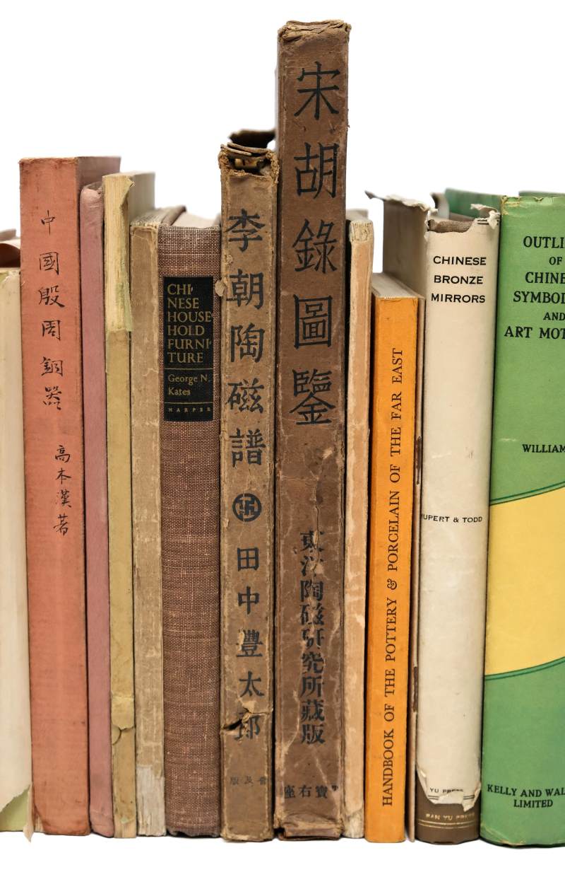A selection of reference books, mostly on Chinese art, including ceramics, furniture, bronzes and jades - 图3